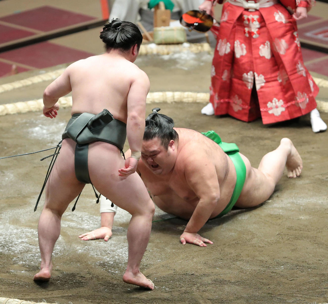 炎鵬（左）に引き落としで敗れる千代丸（撮影・河田真司）