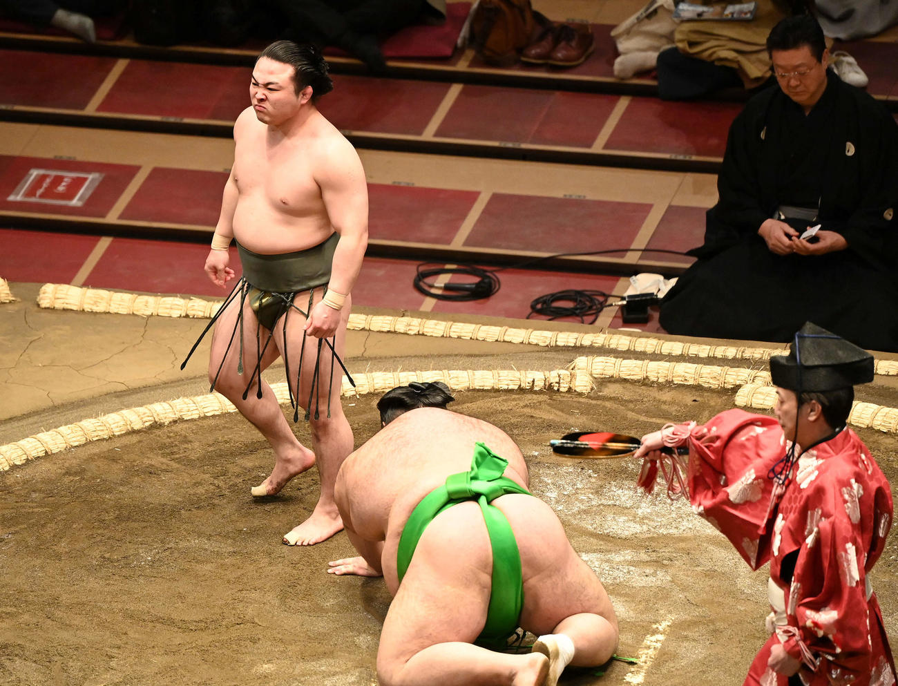 千代丸を引き落としで破る炎鵬（左）（撮影・鈴木みどり）