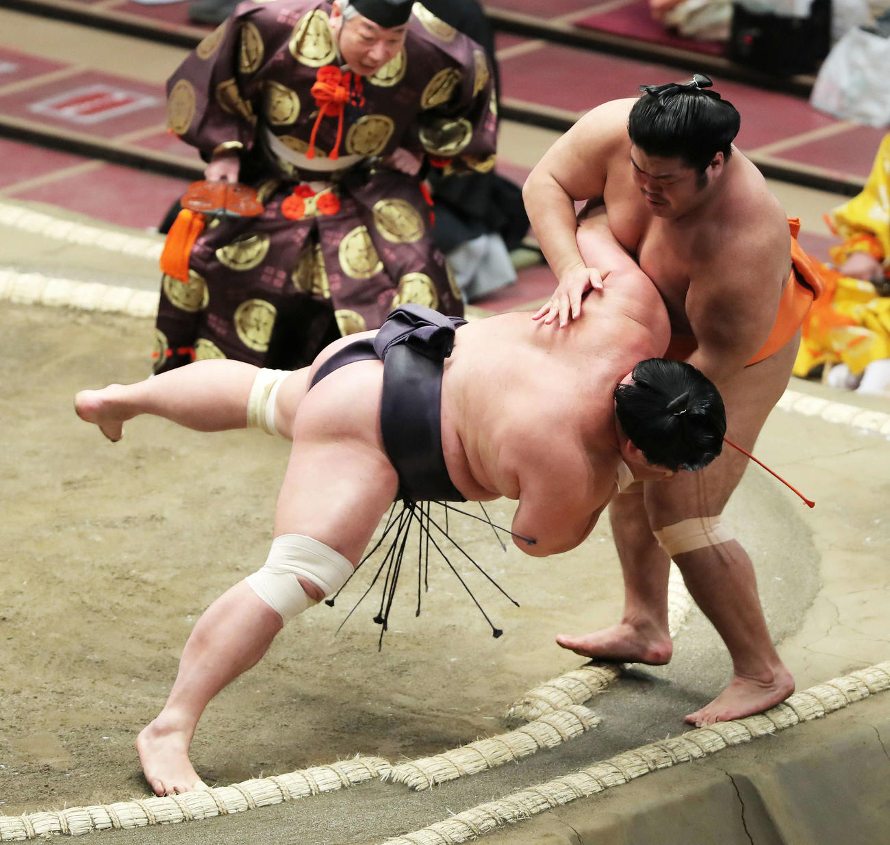 志摩ノ海（右）を寄り切りで破る妙義龍（撮影・河田真司）