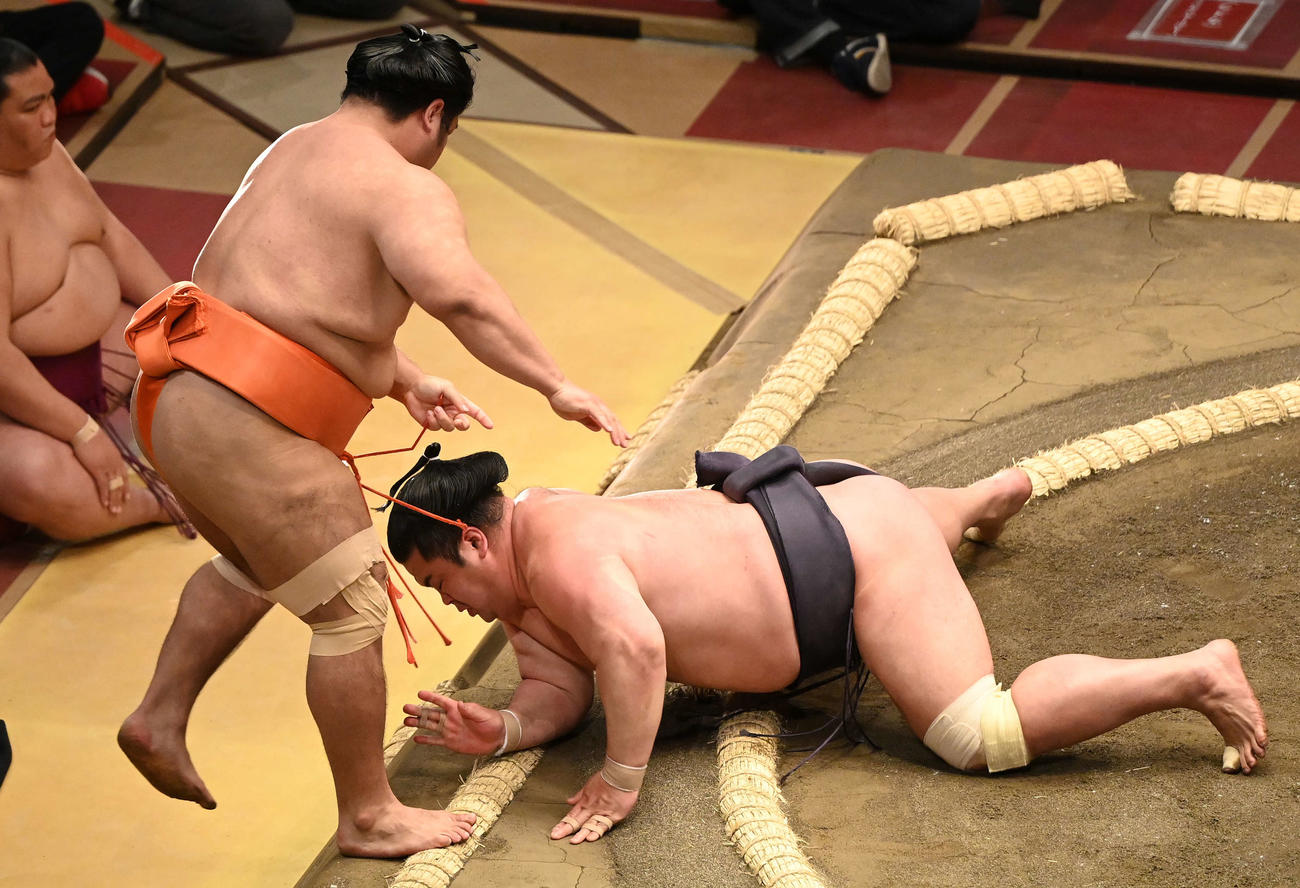 志摩ノ海（左）を寄り切りで破る妙義龍（撮影・鈴木みどり）