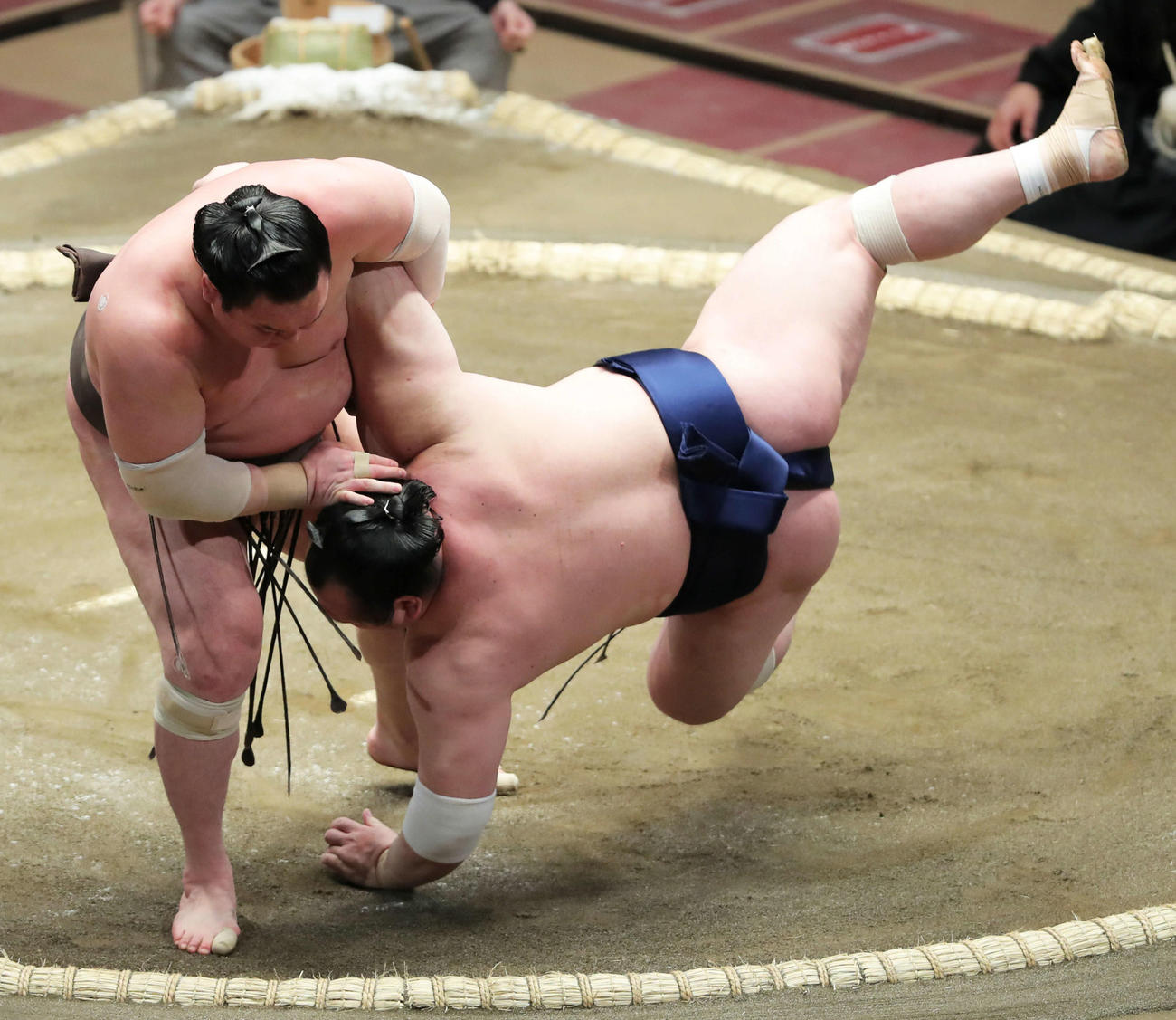宝富士（右）を小手投げで下す白鵬（撮影・河田真司）