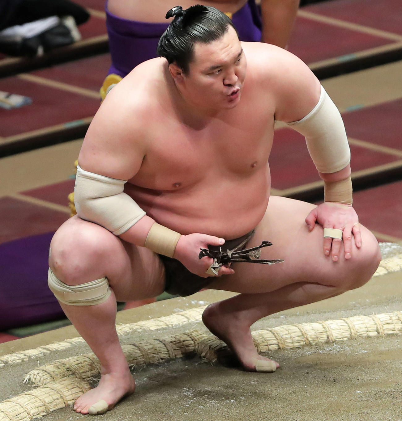 宝富士を小手投げで下し、勝ち名乗りを受ける白鵬（撮影・河田真司）