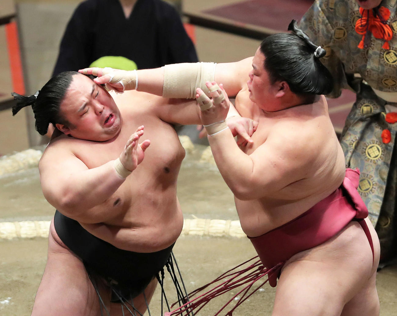 大栄翔（右）の攻めに耐える貴景勝（撮影・河田真司）