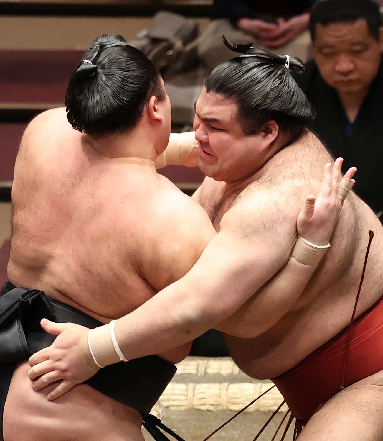朝乃山（左）を激しく攻める高安（撮影・鈴木正人）