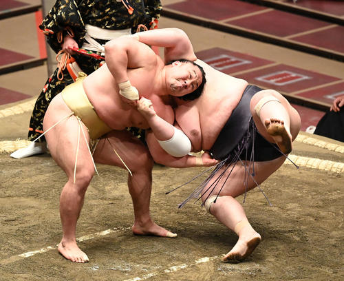 英乃海（右）を上手ひねりで破る石浦（撮影・鈴木みどり）