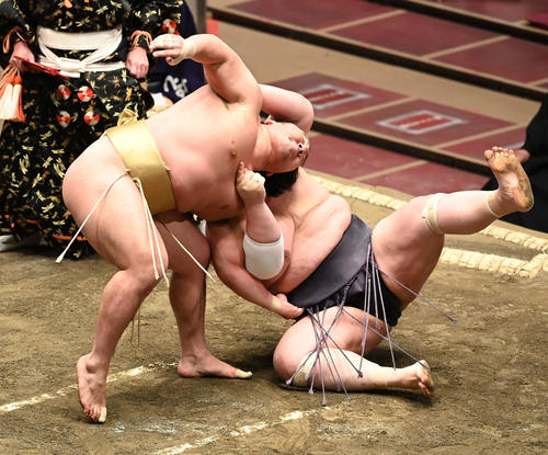 英乃海（右）を上手ひねりで破る石浦（撮影・鈴木みどり）