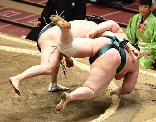 碧山（右）をすくい投げで破る千代翔馬（撮影・鈴木みどり）