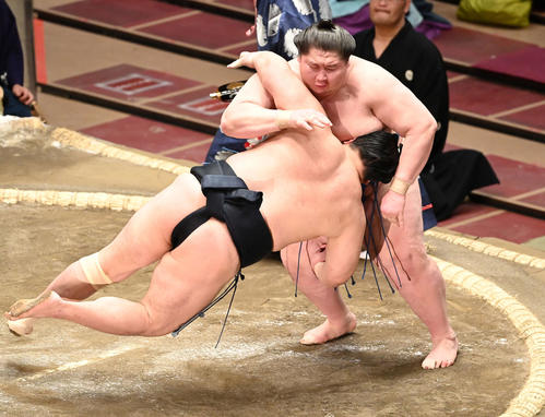輝（下）をすくい投げで破る逸ノ城（撮影・鈴木みどり）