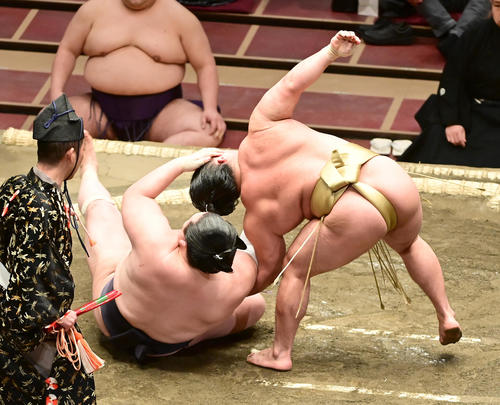 石浦（右）は上手ひねりで英乃海を破る（撮影・小沢裕）