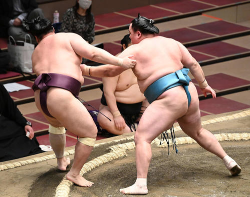 遠藤（左）を突き出しで破る玉鷲（撮影・鈴木みどり）