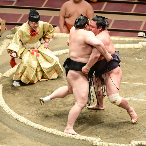 妙義龍（右）は隠岐の海を寄り切りで破る（撮影・小沢裕）