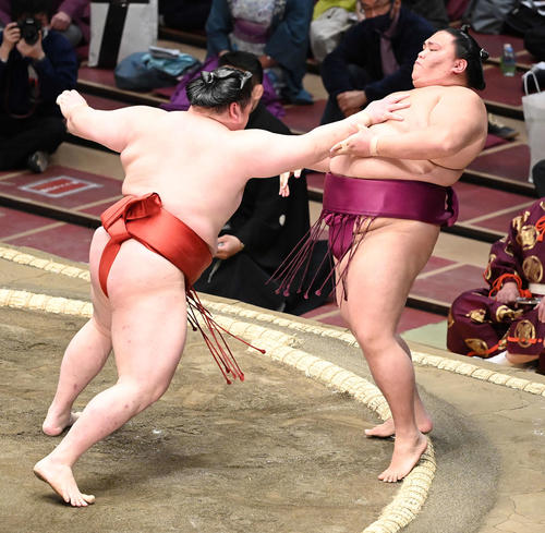 御嶽海（右）を押し出しで破る隆の勝（撮影・鈴木みどり）