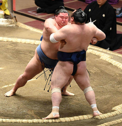 宝富士（右）を寄り切りで破る正代（撮影・鈴木みどり）