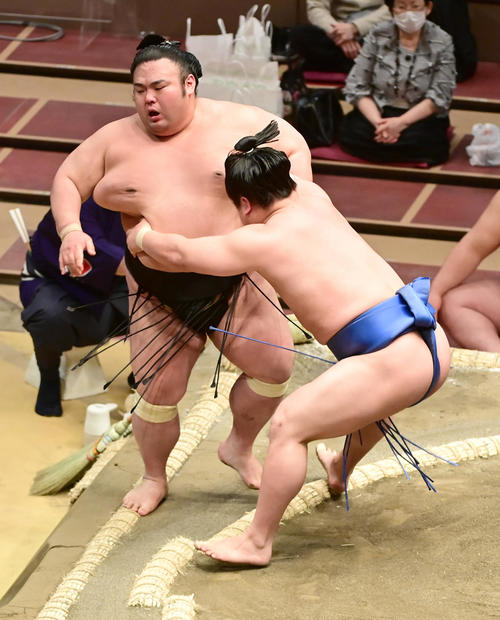 貴景勝（左）は若隆景に寄り切りで敗れる（撮影・小沢裕）