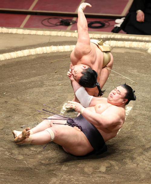 英乃海（下）を上手ひねりで破る石浦（撮影・鈴木正人）