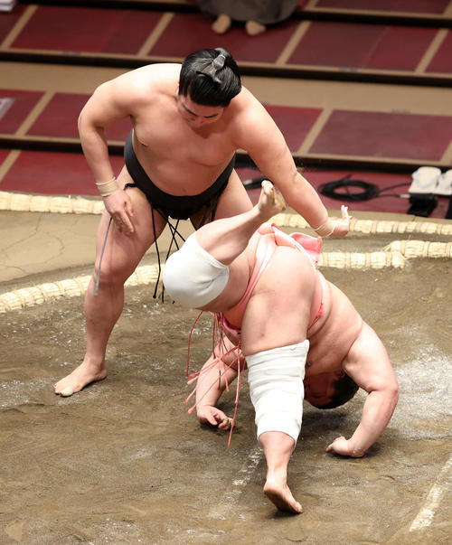 若元春（左）にはたき込みで敗れる宇良（撮影・鈴木正人）