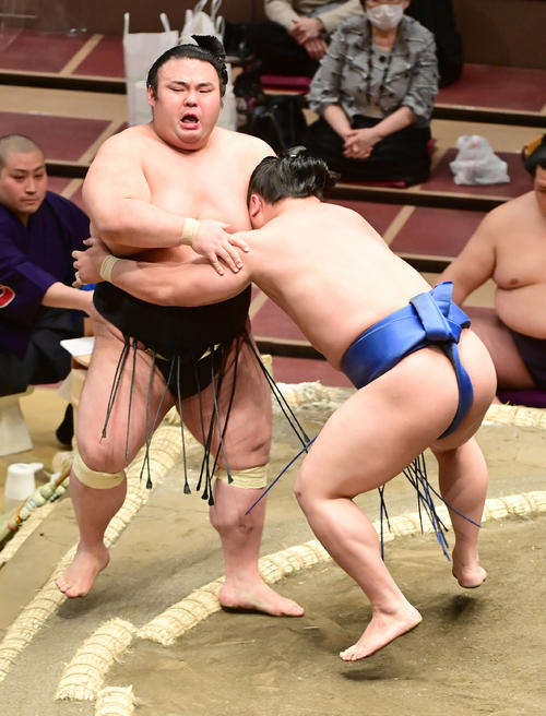 貴景勝（左）は若隆景に寄り切りで敗れる（撮影・小沢裕）