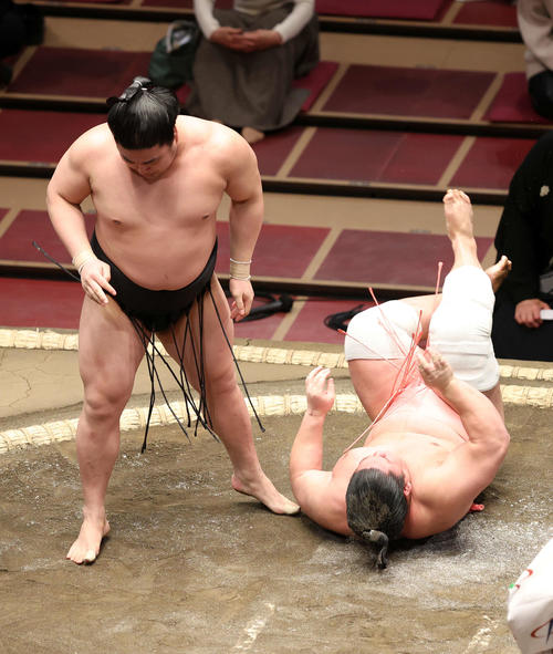 若元春（左）にはたき込みで敗れる宇良（撮影・鈴木正人）