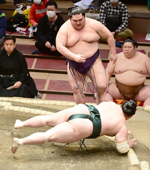 大奄美は豊山（手前）を突き落としで破る（撮影・小沢裕）