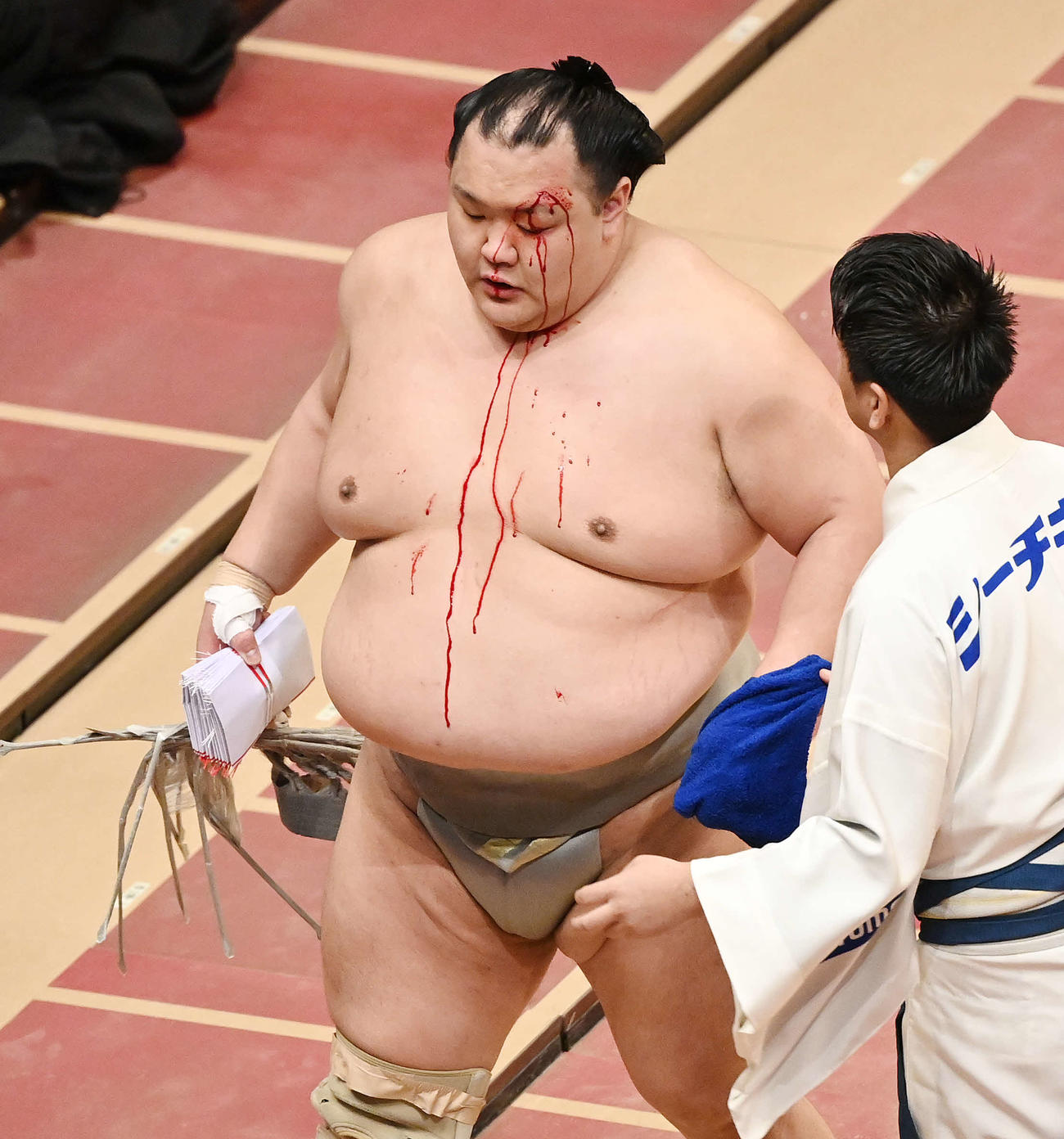 正代を押し出しで破った北勝富士は流血しながら引き揚げる（撮影・鈴木みどり）