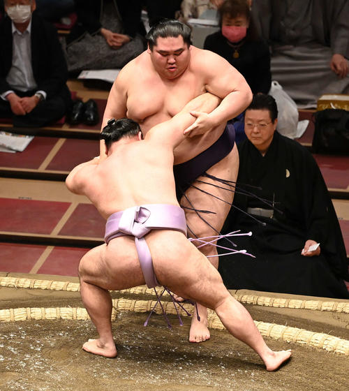 大奄美（奥）を寄り切りで破る琴恵光（撮影・鈴木みどり）