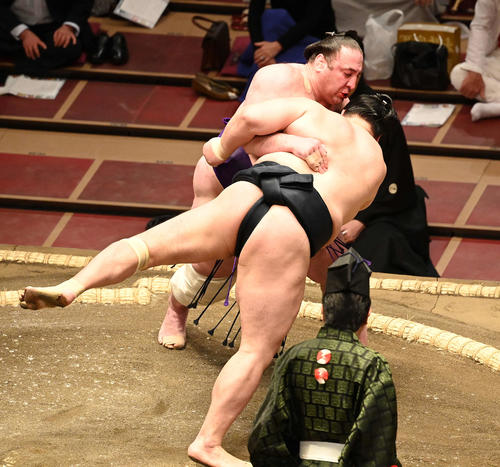 輝（右）をすくい投げで破る栃ノ心（撮影・鈴木みどり）