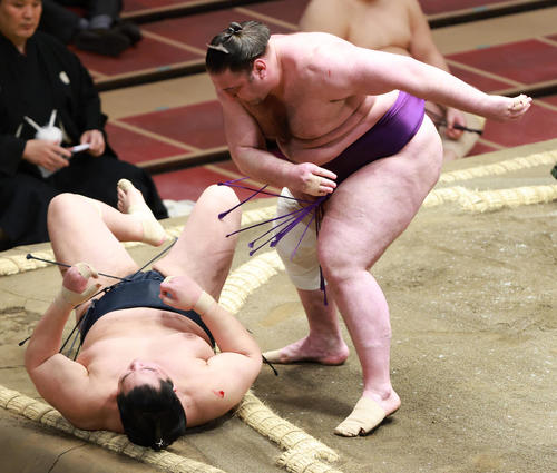 輝（左）をすくい投げで破る栃ノ心（撮影・中島郁夫）