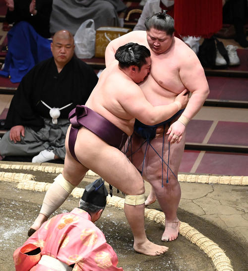 逸ノ城（右）を寄り切りで破る遠藤（撮影・鈴木みどり）