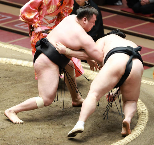 隠岐の海（右）を小手投げで破る霧馬山（撮影・中島郁夫）