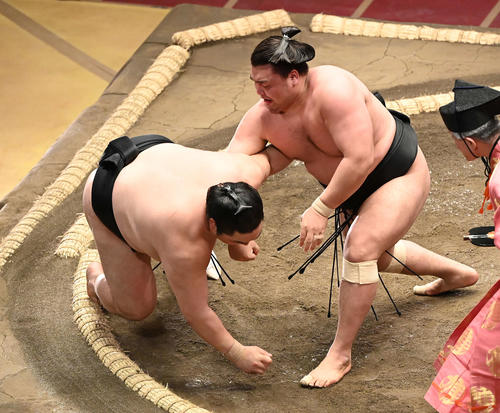 隠岐の海（左）を小手投げで破る霧馬山（撮影・鈴木みどり）