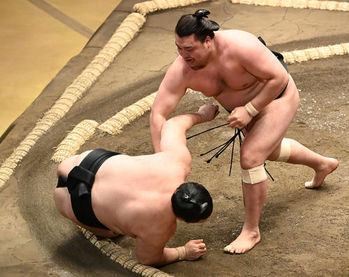 隠岐の海（左）を小手投げで破る霧馬山（撮影・鈴木みどり）