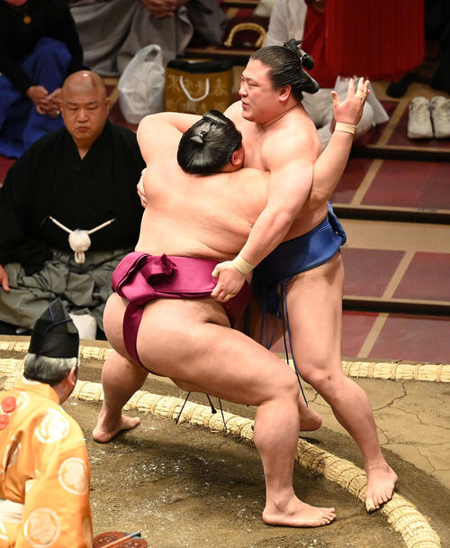 若隆景（右）を寄り切りで破る御嶽海（撮影・鈴木みどり）