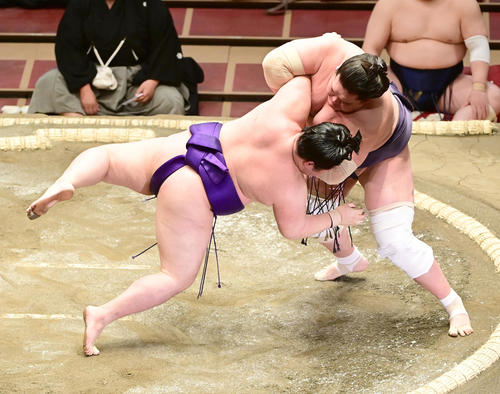 照ノ富士は明生（左）を小手投げで破る（撮影・小沢裕）