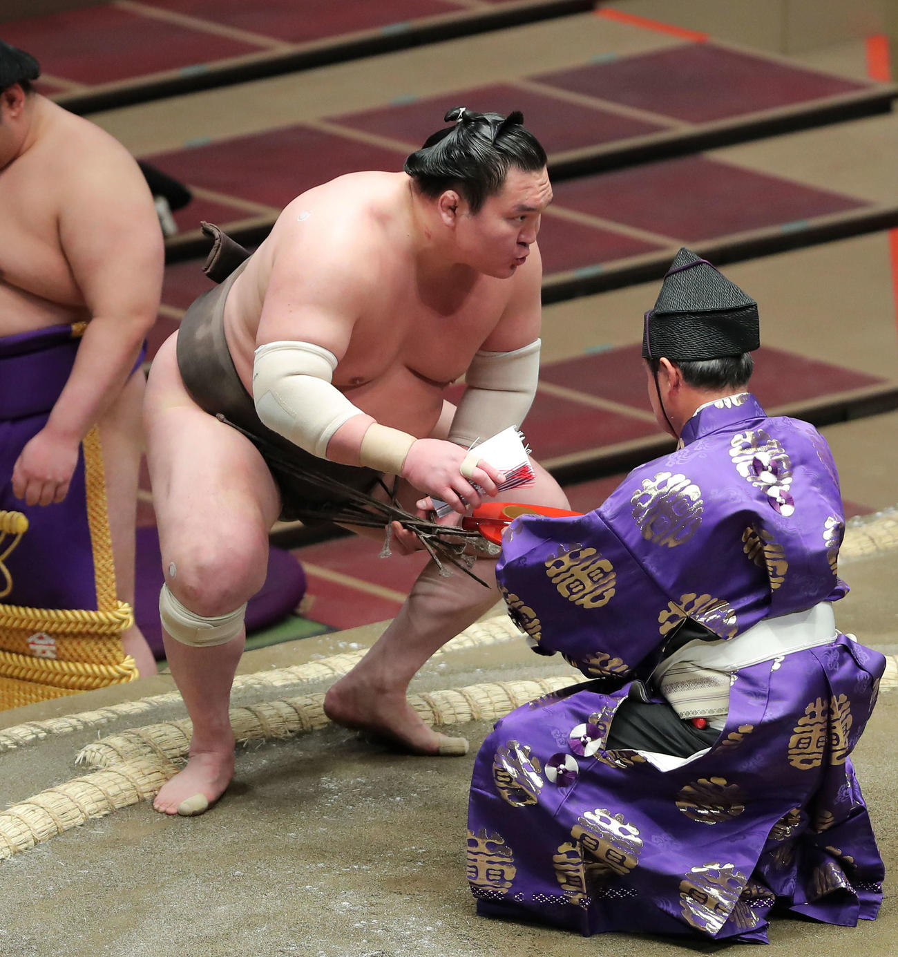 宝富士を下し、懸賞金の束を手にする白鵬（2021年3月15日撮影）