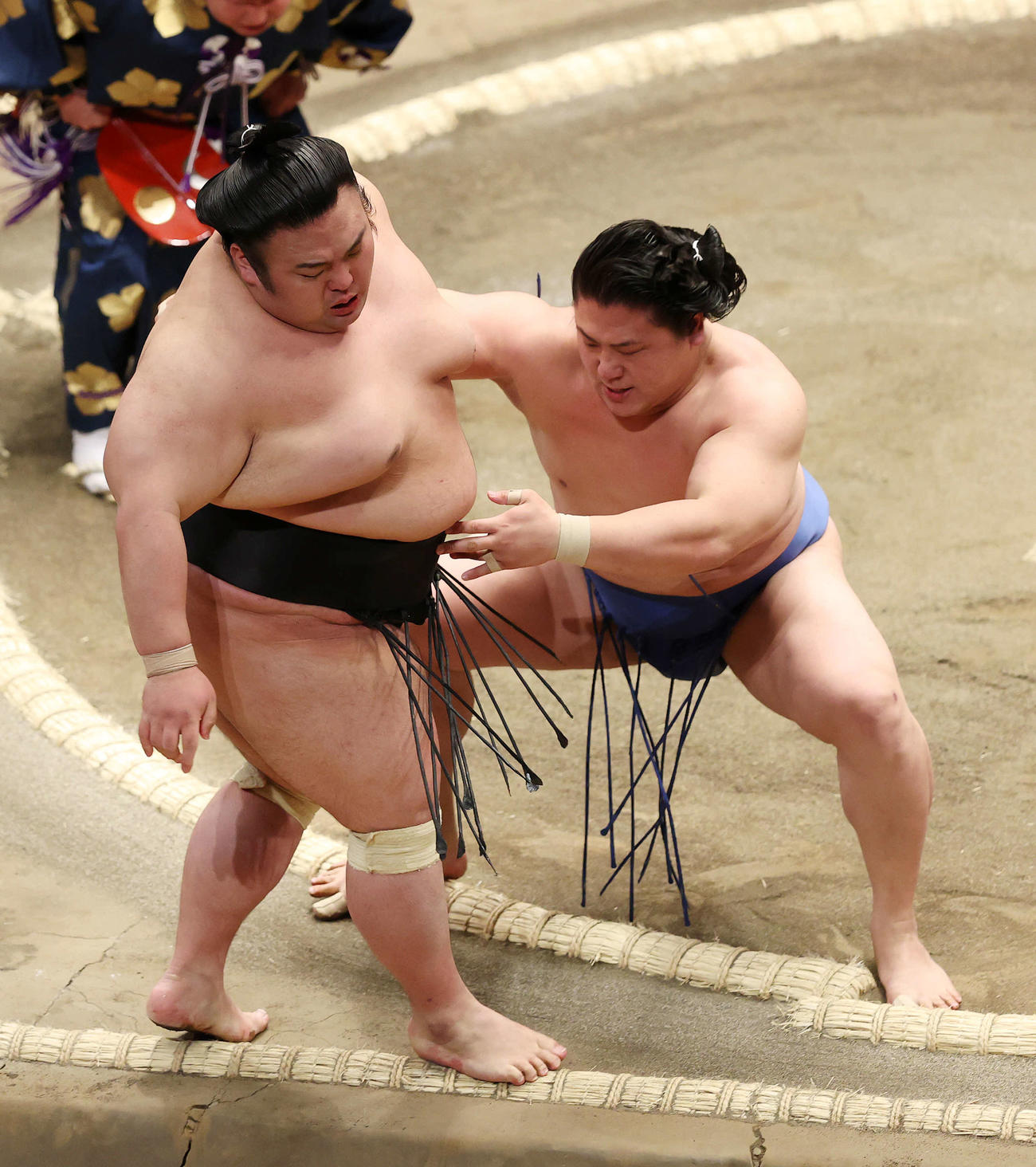 若隆景（右）に寄り切りで敗れる貴景勝（撮影・鈴木正人）