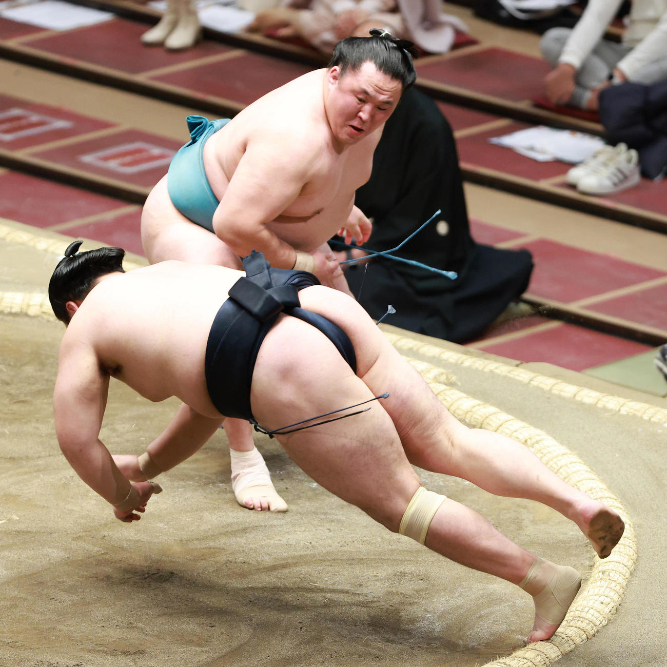 輝（下）を押し倒しで破る玉鷲（撮影・中島郁夫）