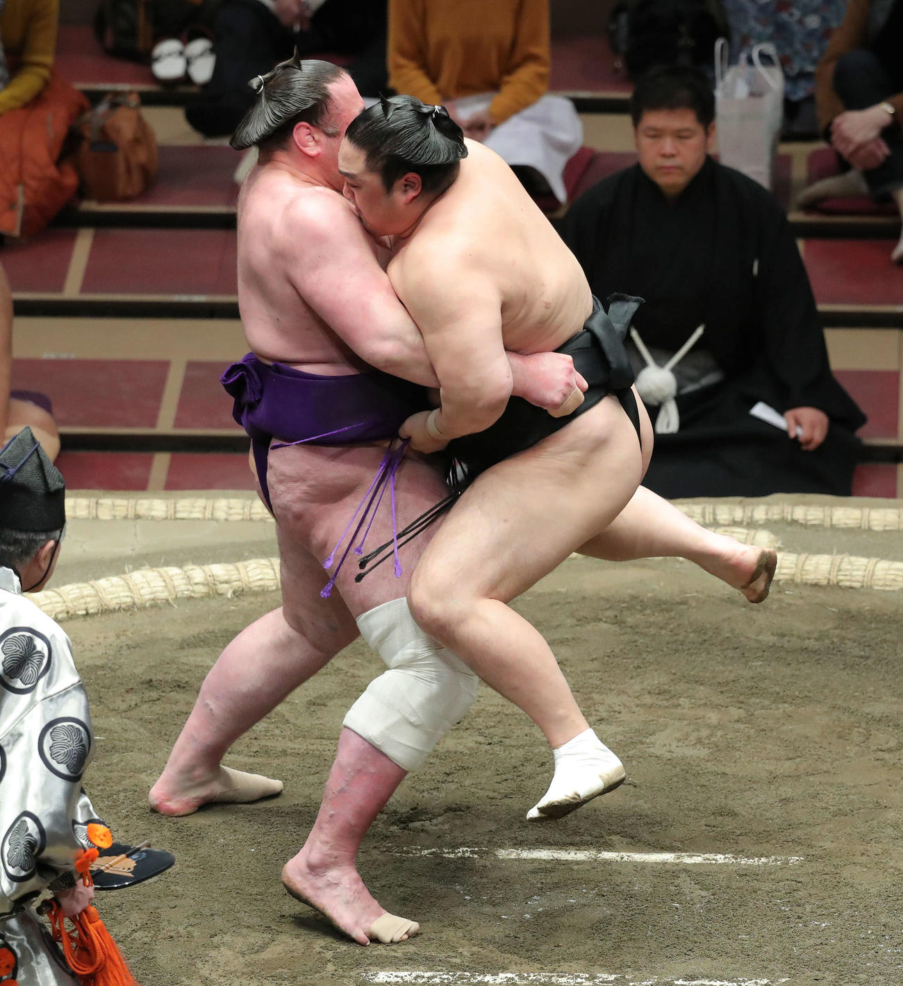 隠岐の海（右）を持ち上げる栃ノ心（撮影・河田真司）
