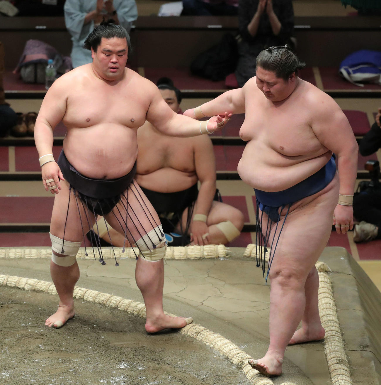 逸ノ城（右）を寄り切りで破る妙義龍（撮影・河田真司）
