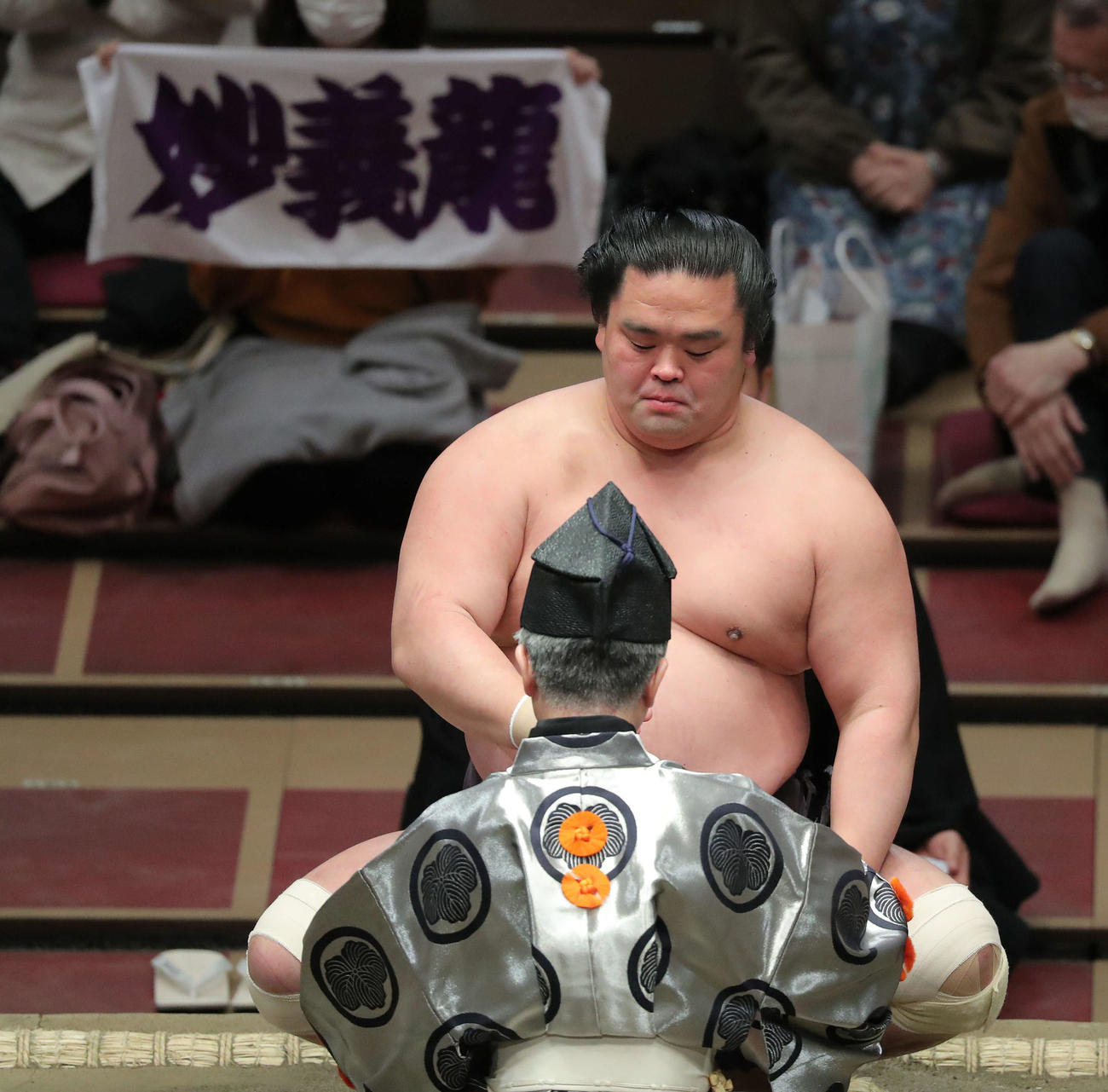 逸ノ城を寄り切りで破り、勝ち名乗りを受ける妙義龍（撮影・河田真司）
