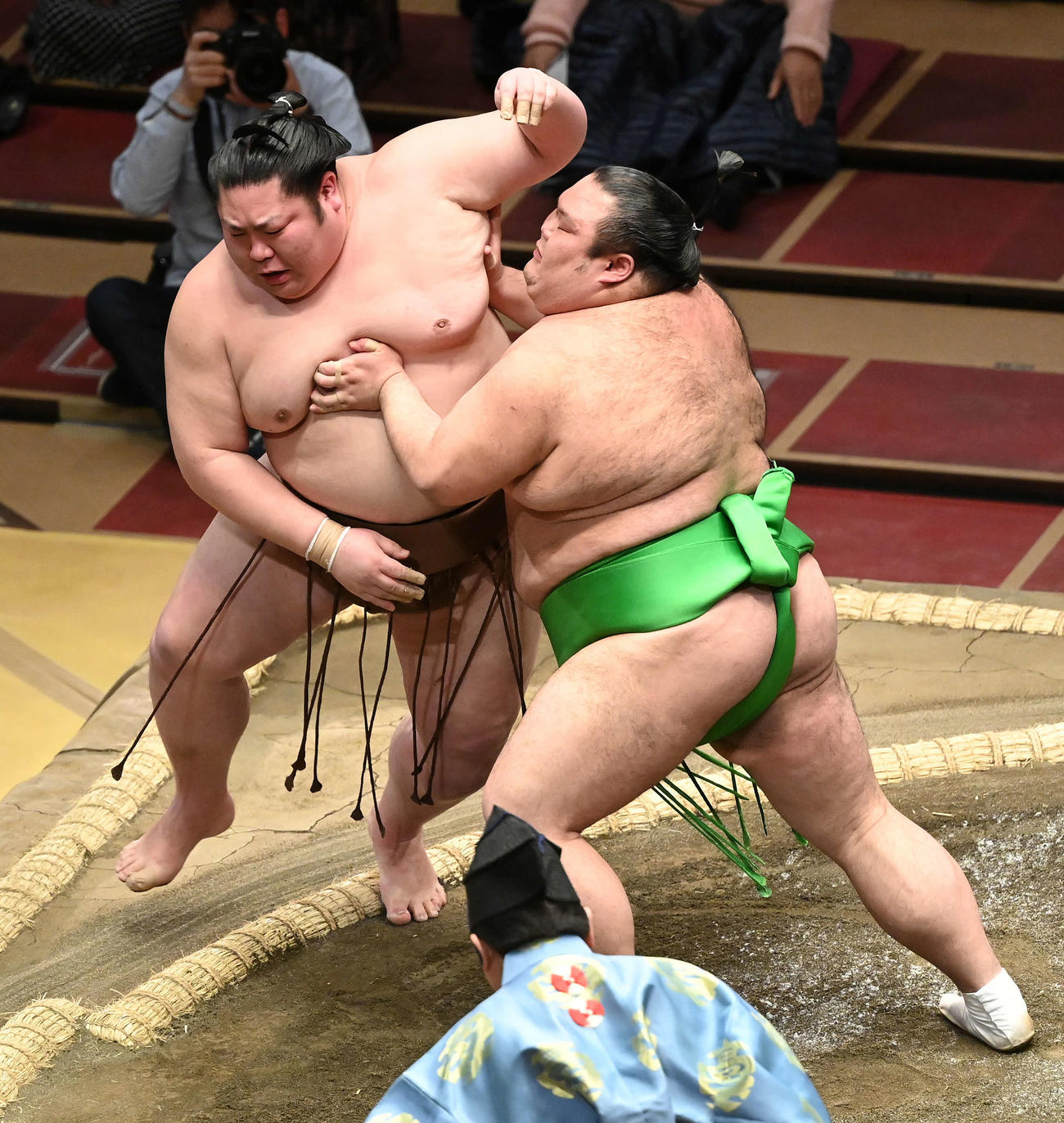 剣翔（左）を突き出しで破る千代丸（撮影・鈴木みどり）