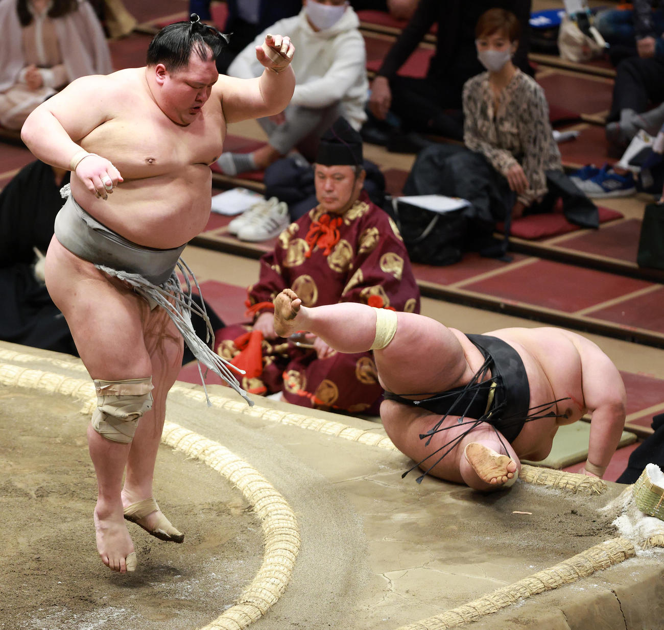 貴景勝（右）を押し倒しで破る北勝富士（撮影・中島郁夫）