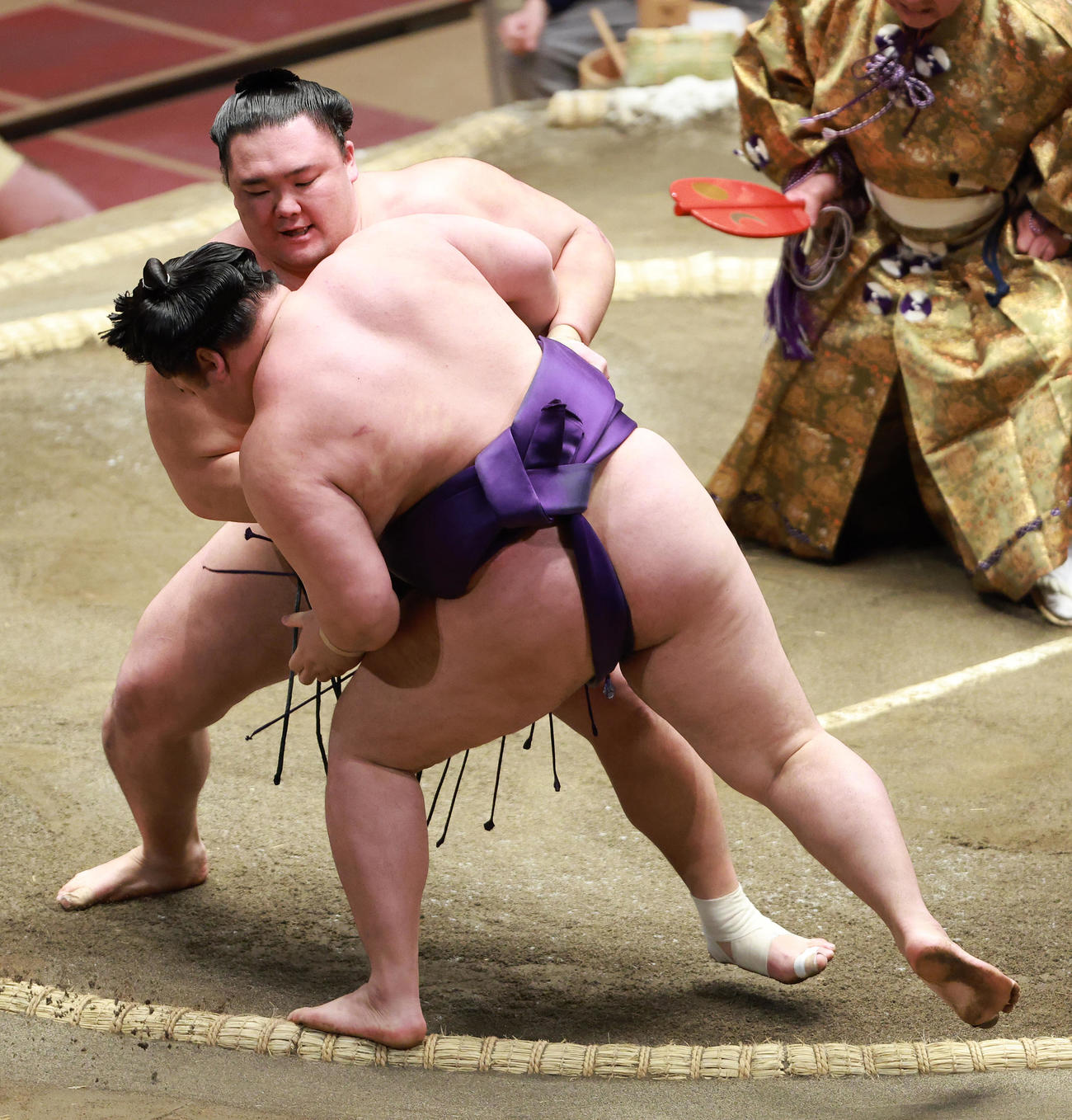 危なげない相撲で明生（手前）を寄り切りで破る朝乃山（撮影・中島郁夫）