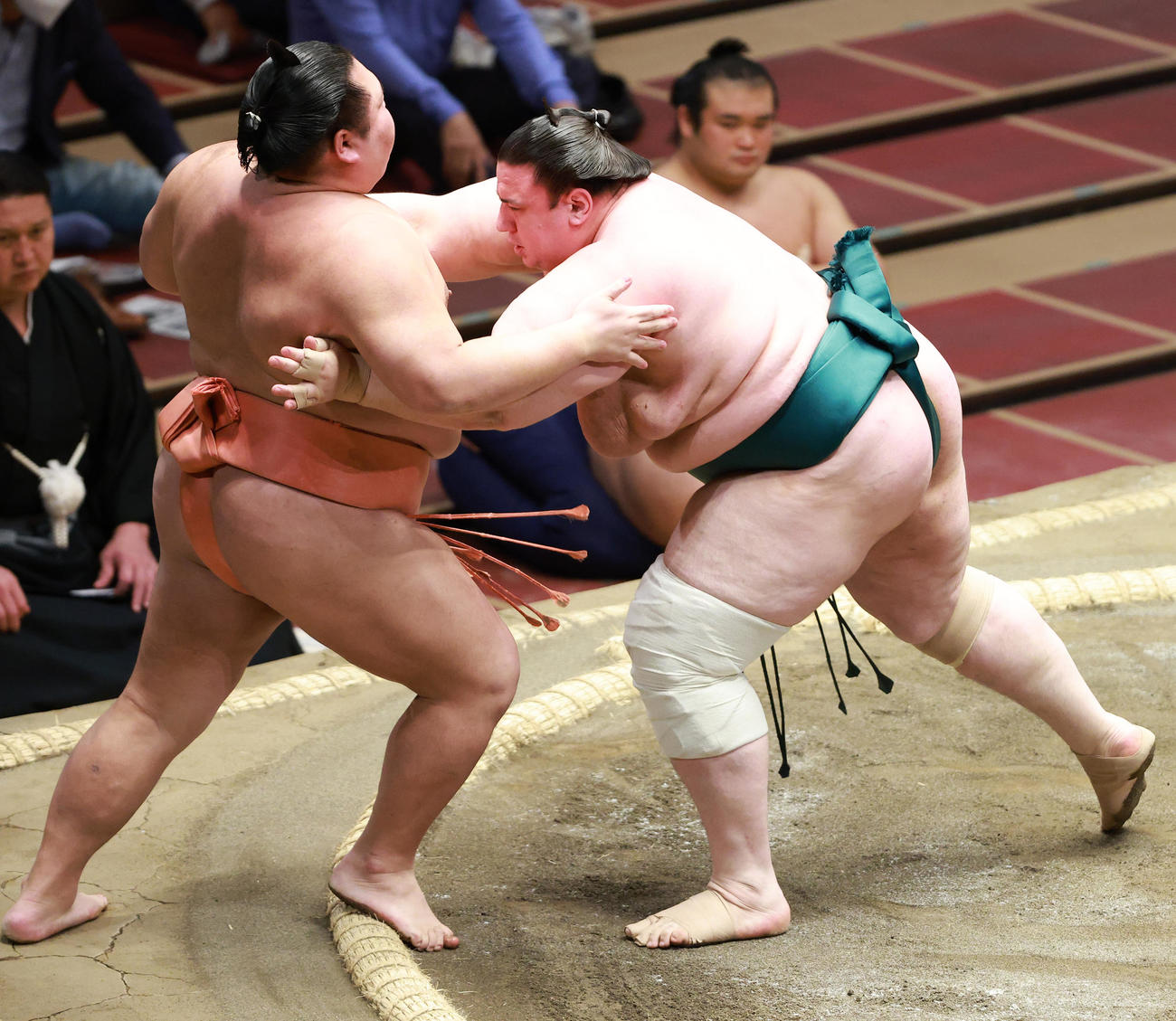 千代大龍（左）を押し出しで破る碧山（撮影・中島郁夫）