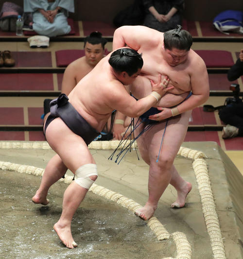 逸ノ城（右）を寄り切りで破る妙義龍（撮影・河田真司）