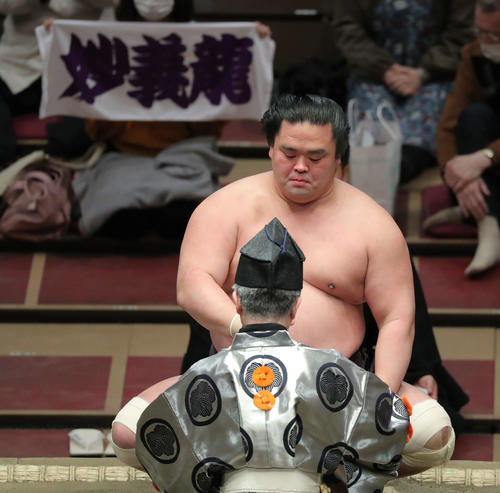 逸ノ城を寄り切りで破り、勝ち名乗りを受ける妙義龍（撮影・河田真司）