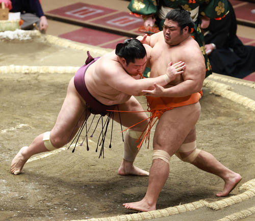 志摩ノ海（右）を寄り切りで破る遠藤（撮影・中島郁夫）