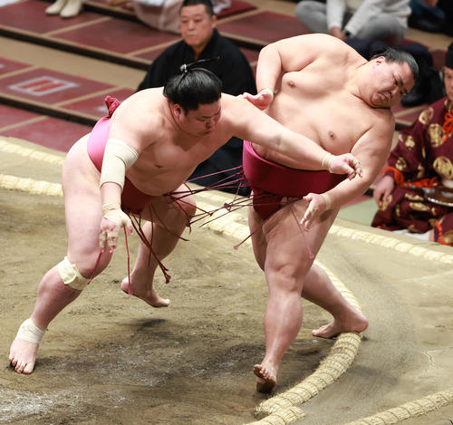 御嶽海（右）を押し出しで破る大栄翔（撮影・中島郁夫）