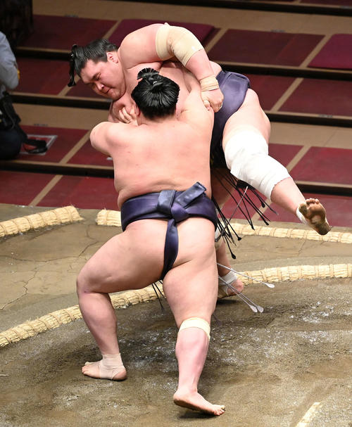 照ノ富士（上）を押し出しで破る阿武咲（撮影・鈴木みどり）