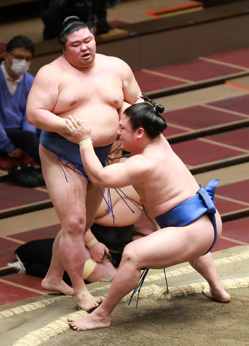 正代（左）を寄り切りで破る若隆景（撮影・中島郁夫）