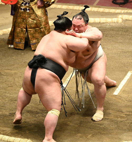 貴景勝（左）を攻める北勝富士（撮影・鈴木みどり）